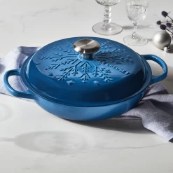 Promo 🛒 Le Creuset 2.25 Qt. Signature Braiser With Stainless Steel Knob | Noel (Marseille Blue) 💯 -Le Creuset Shop noelbraiser2