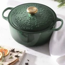 Promo π Le Creuset 4.5 Qt. Signature Dutch Oven | Noel (Artichaut) π 11 Promo π Le Creuset 4.5 Qt. Signature Dutch Oven | Noel (Artichaut) π -Le Creuset Shop rs17644 22 lca q4 noelchristmastreerdo vert ret