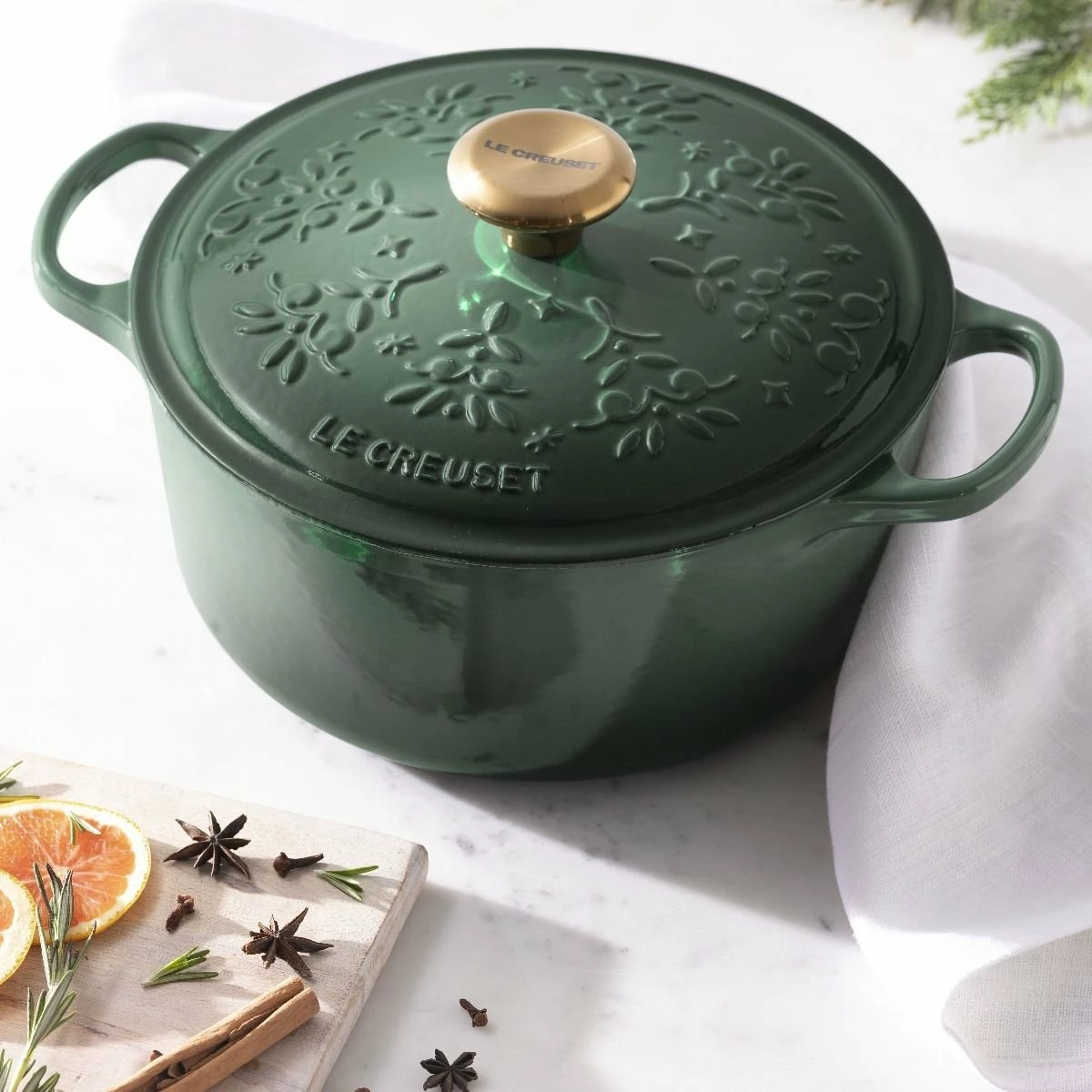 Promo π Le Creuset 4.5 Qt. Signature Dutch Oven | Noel (Artichaut) π 6 Promo π Le Creuset 4.5 Qt. Signature Dutch Oven | Noel (Artichaut) π - Image 4